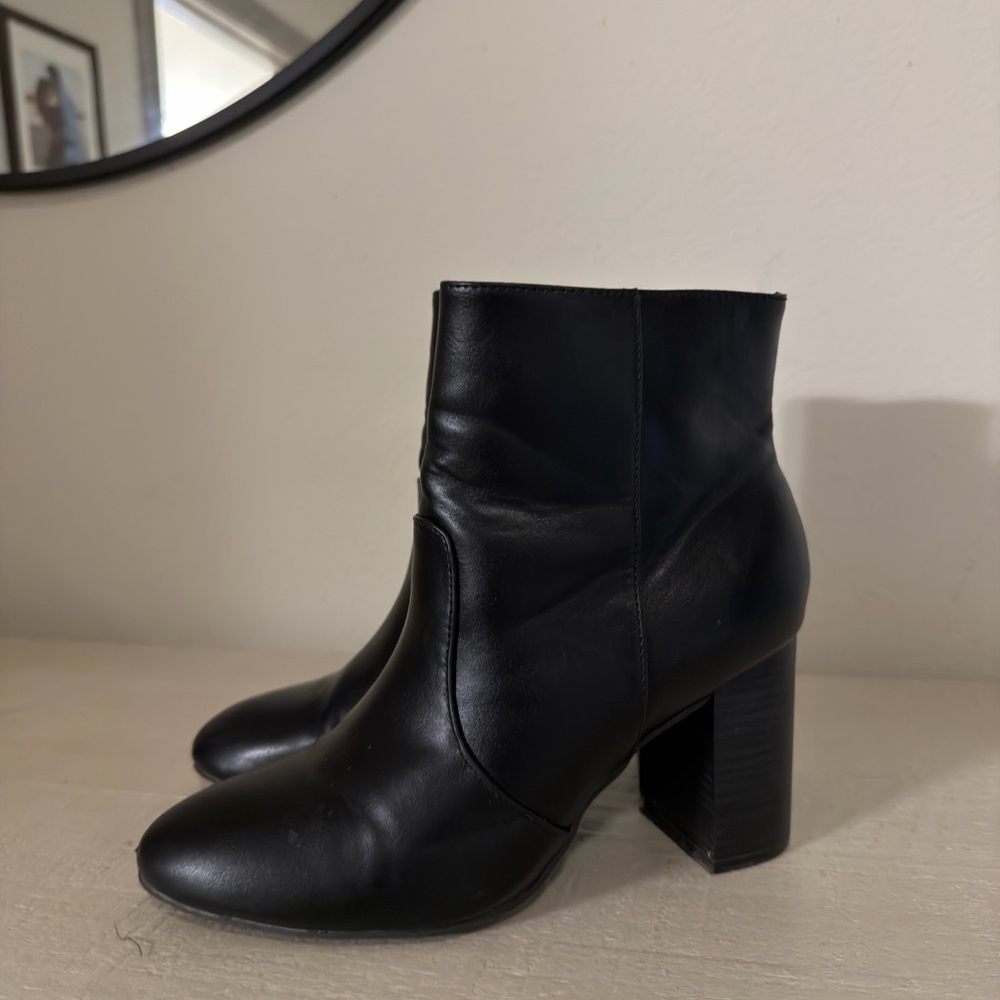 Elegant Black Ankle Boots - Picture 1 of 3